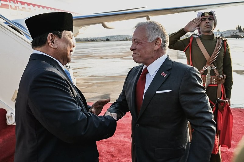 Presiden Prabowo Subianto disambut secara langsung oleh Raja Yordania, Yang Mulia Raja Abdullah II bin Al Hussein saat tiba di Bandar Udara Militer Marka, Amman, Yordania, Minggu (13/4/2025). Presiden Prabowo Subianto disambut secara langsung oleh Raja Yordania, Yang Mulia Raja Abdullah II bin Al Hussein saat tiba di Bandar Udara Militer Marka, Amman, Yordania, Minggu (13/4/2025). (Dok. BPMI)