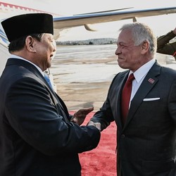 Detik-Detik Raja Yordania Sambut Kedatangan Presiden Prabowo di Amman