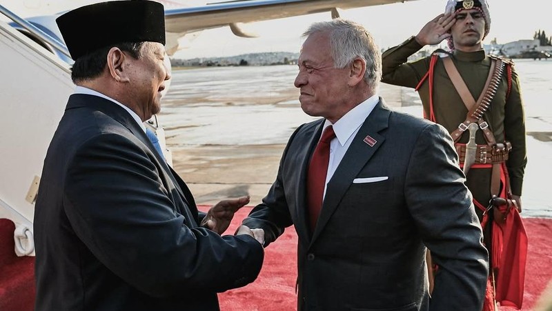 Presiden Prabowo Subianto disambut secara langsung oleh Raja Yordania, Yang Mulia Raja Abdullah II bin Al Hussein saat tiba di Bandar Udara Militer Marka, Amman, Yordania, Minggu (13/4/2025). (Dok. BPMI)