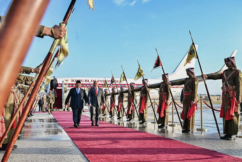 Presiden Prabowo Subianto disambut secara langsung oleh Raja Yordania, Yang Mulia Raja Abdullah II bin Al Hussein saat tiba di Bandar Udara Militer Marka, Amman, Yordania, Minggu (13/4/2025). Presiden Prabowo Subianto disambut secara langsung oleh Raja Yordania, Yang Mulia Raja Abdullah II bin Al Hussein saat tiba di Bandar Udara Militer Marka, Amman, Yordania, Minggu (13/4/2025). (Dok. BPMI)