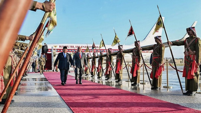 Presiden Prabowo Subianto disambut secara langsung oleh Raja Yordania, Yang Mulia Raja Abdullah II bin Al Hussein saat tiba di Bandar Udara Militer Marka, Amman, Yordania, Minggu (13/4/2025). (Dok. BPMI)