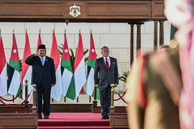 Presiden Prabowo Subianto disambut secara langsung oleh Raja Yordania, Yang Mulia Raja Abdullah II bin Al Hussein saat tiba di Bandar Udara Militer Marka, Amman, Yordania, Minggu (13/4/2025). Presiden Prabowo Subianto disambut secara langsung oleh Raja Yordania, Yang Mulia Raja Abdullah II bin Al Hussein saat tiba di Bandar Udara Militer Marka, Amman, Yordania, Minggu (13/4/2025). (Dok. BPMI)