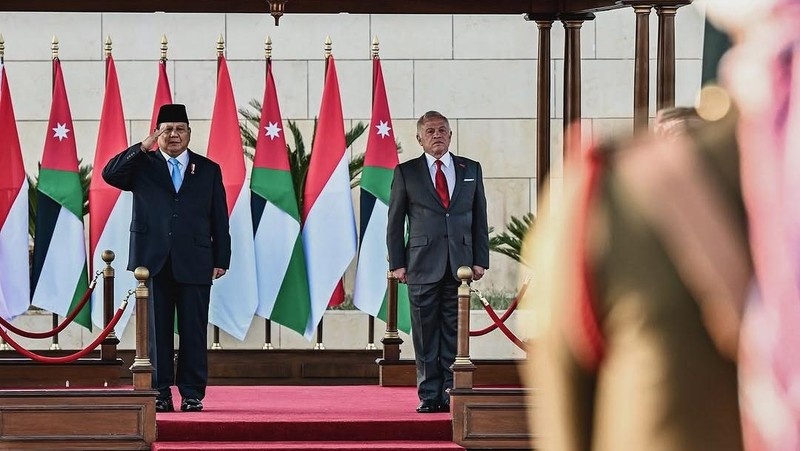 Presiden Prabowo Subianto disambut secara langsung oleh Raja Yordania, Yang Mulia Raja Abdullah II bin Al Hussein saat tiba di Bandar Udara Militer Marka, Amman, Yordania, Minggu (13/4/2025). (Dok. BPMI)