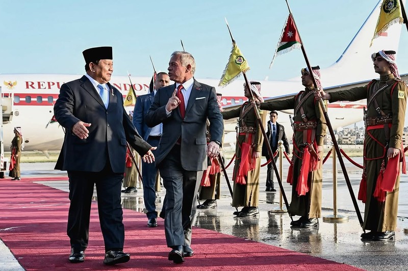 Presiden Prabowo Subianto disambut secara langsung oleh Raja Yordania, Yang Mulia Raja Abdullah II bin Al Hussein saat tiba di Bandar Udara Militer Marka, Amman, Yordania, Minggu (13/4/2025). Presiden Prabowo Subianto disambut secara langsung oleh Raja Yordania, Yang Mulia Raja Abdullah II bin Al Hussein saat tiba di Bandar Udara Militer Marka, Amman, Yordania, Minggu (13/4/2025). (Dok. BPMI)