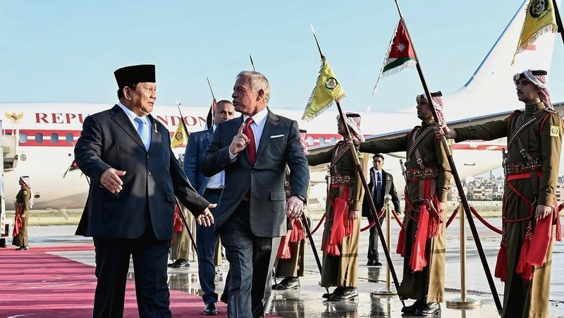 Presiden Prabowo Subianto disambut secara langsung oleh Raja Yordania, Yang Mulia Raja Abdullah II bin Al Hussein saat tiba di Bandar Udara Militer Marka, Amman, Yordania, Minggu (13/4/2025). (Dok. BPMI)