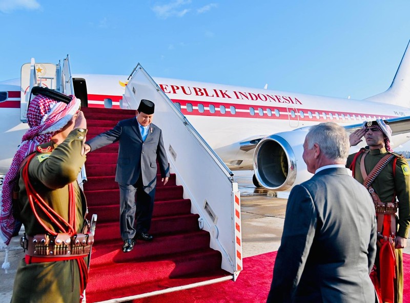 Presiden Prabowo Subianto disambut secara langsung oleh Raja Yordania, Yang Mulia Raja Abdullah II bin Al Hussein saat tiba di Bandar Udara Militer Marka, Amman, Yordania, Minggu (13/4/2025). Presiden Prabowo Subianto disambut secara langsung oleh Raja Yordania, Yang Mulia Raja Abdullah II bin Al Hussein saat tiba di Bandar Udara Militer Marka, Amman, Yordania, Minggu (13/4/2025). (Dok. BPMI)