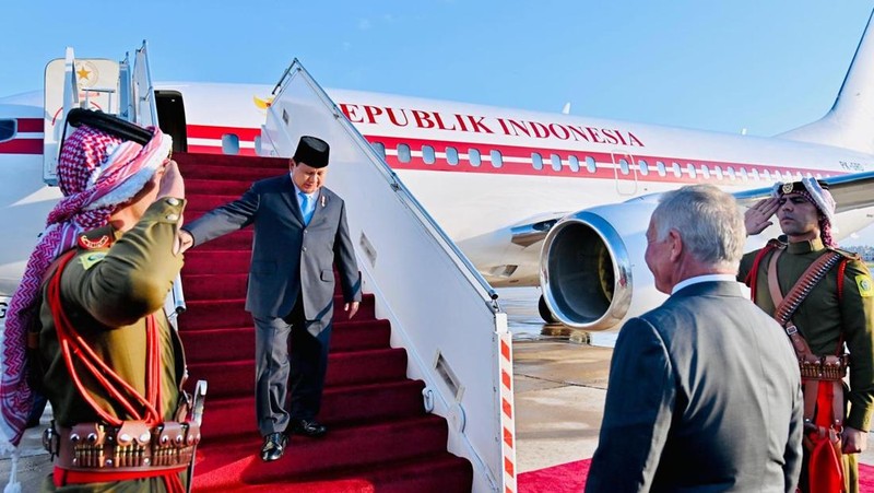 Presiden Prabowo Subianto disambut secara langsung oleh Raja Yordania, Yang Mulia Raja Abdullah II bin Al Hussein saat tiba di Bandar Udara Militer Marka, Amman, Yordania, Minggu (13/4/2025). (Dok. BPMI)
