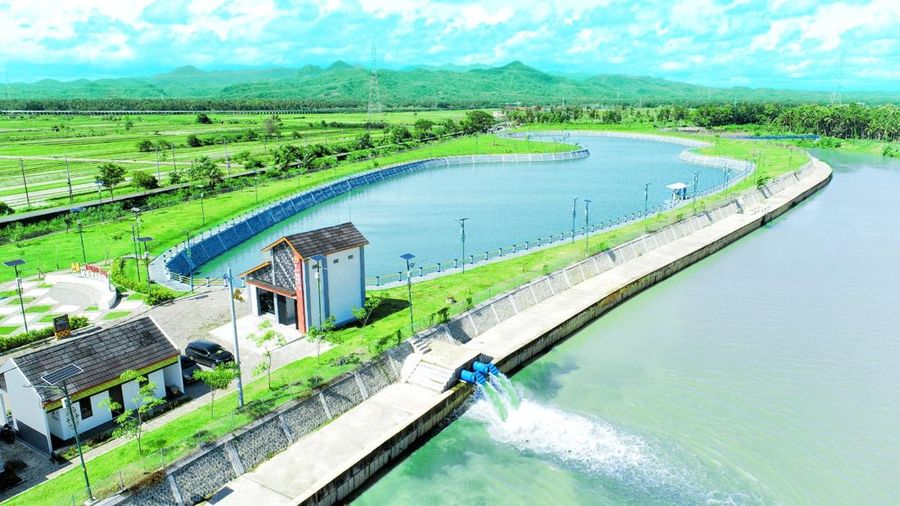 PT PP (Persero) Tbk merampungkan pembangunan Prasarana Pengendali Banjir di Daerah Aliran Sungai (DAS) Serang, Kabupaten Kulon Progo, Daerah Istimewa Yogyakarta. Proyek strategis nasional ini berhasil melindungi kawasan penting seperti Bandara Yogyakarta International Airport (YIA), lahan pertanian produktif, serta pemukiman warga dari ancaman banjir dengan total cakupan area seluas 1.428 Ha.