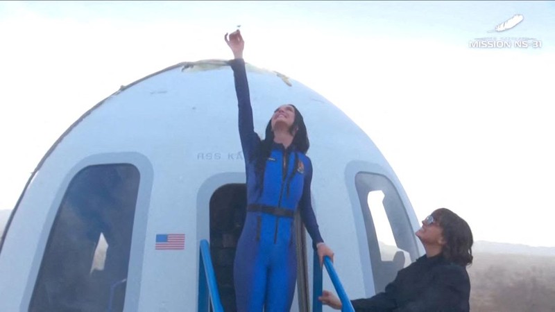 Penyanyi AS Katy Perry saat kembali ke Bumi setelah penerbangan dengan Blue Origin New Shepard NS-31, yang membawa penumpang melewati garis Karman -- batas ruang angkasa yang diakui secara internasional, di Van Horn, Texas Barat, 14 April 2025. (Photo by Handout / BLUE ORIGIN / AFP)