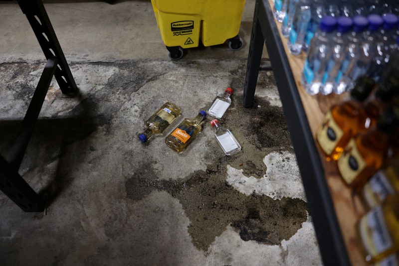 Papan tanda terlihat setelah Survei Geologi AS mengatakan gempa bumi berkekuatan 5,2 skala Richter melanda wilayah pedalaman San Diego County, di Julian, California, AS, 14 April 2025. (REUTERS/David Swanson)