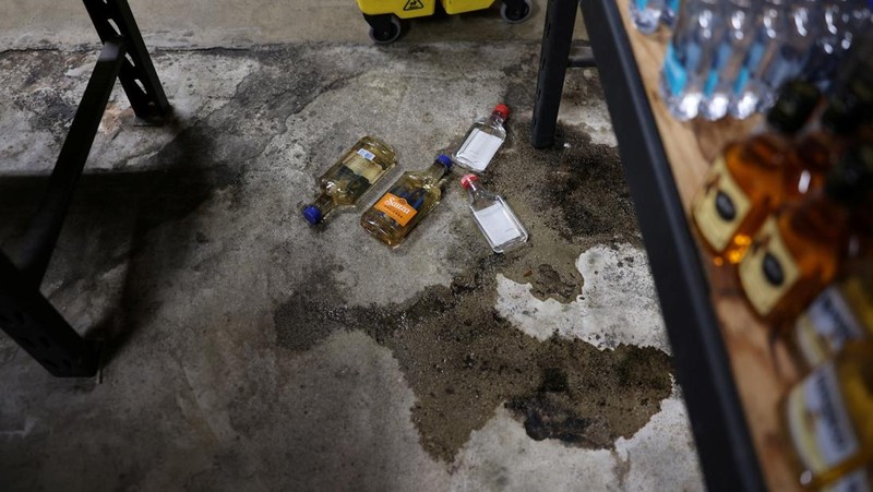 Papan tanda terlihat setelah Survei Geologi AS mengatakan gempa bumi berkekuatan 5,2 skala Richter melanda wilayah pedalaman San Diego County, di Julian, California, AS, 14 April 2025. (REUTERS/David Swanson)