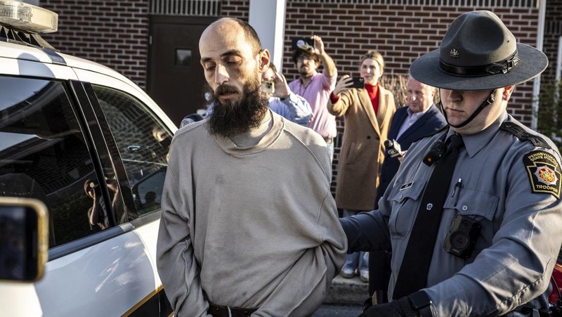 Pemandangan kerusakan di dalam Kediaman Gubernur pada hari Gubernur Pennsylvania Josh Shapiro dan Kepolisian Negara Bagian Pennsylvania memberikan informasi terbaru tentang tindakan pembakaran yang terjadi di kediaman tersebut, di Harrisburg, Pennsylvania, AS, 13 April 2025. (Commonwealth Media Services/Handout via REUTERS)