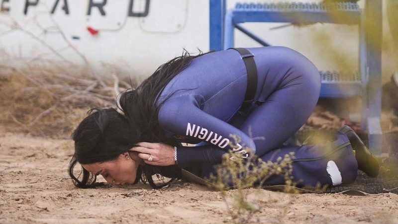 Penyanyi AS Katy Perry saat kembali ke Bumi setelah penerbangan dengan Blue Origin New Shepard NS-31, yang membawa penumpang melewati garis Karman -- batas ruang angkasa yang diakui secara internasional, di Van Horn, Texas Barat, 14 April 2025. (Photo by Handout / BLUE ORIGIN / AFP)