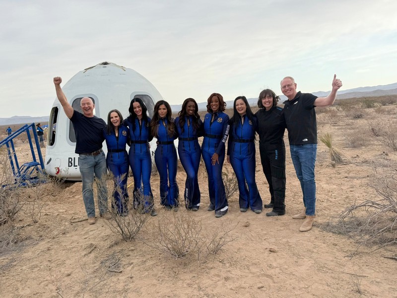 Penyanyi AS Katy Perry saat kembali ke Bumi setelah penerbangan dengan Blue Origin New Shepard NS-31, yang membawa penumpang melewati garis Karman -- batas ruang angkasa yang diakui secara internasional, di Van Horn, Texas Barat, 14 April 2025. (Photo by Handout / BLUE ORIGIN / AFP)