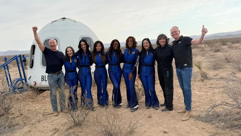 Penyanyi AS Katy Perry saat kembali ke Bumi setelah penerbangan dengan Blue Origin New Shepard NS-31, yang membawa penumpang melewati garis Karman -- batas ruang angkasa yang diakui secara internasional, di Van Horn, Texas Barat, 14 April 2025. (Photo by Handout / BLUE ORIGIN / AFP)