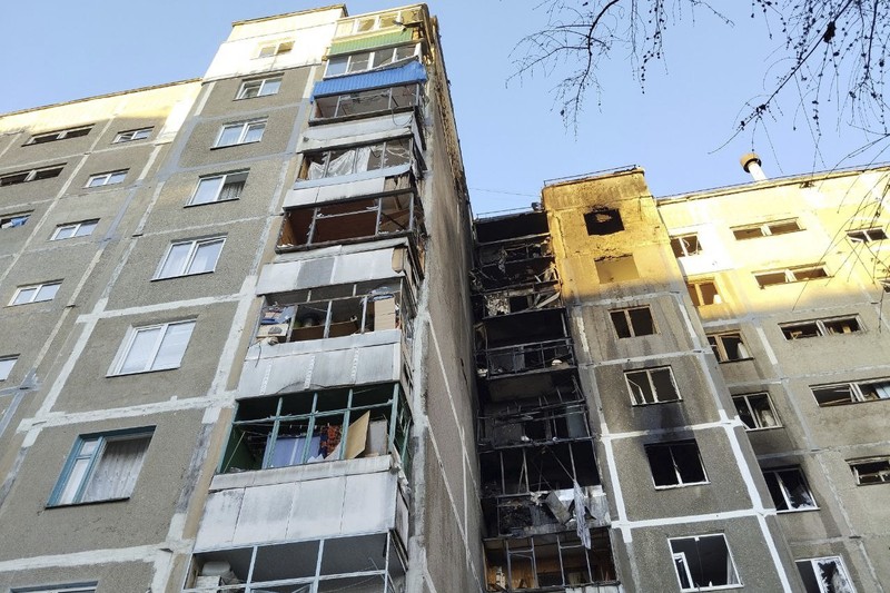 Kondisi sebuah gedung apartemen yang rusak akibat pesawat nirawak Ukraina di Kursk, Rusia, Senin (14/4/2025) waktu setempat. (Handout via REUTERS)