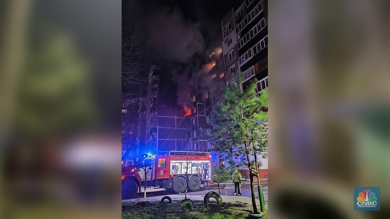 Kondisi sebuah gedung apartemen yang rusak akibat pesawat nirawak Ukraina di Kursk, Rusia, Senin (14/4/2025) waktu setempat. (Handout via REUTERS)