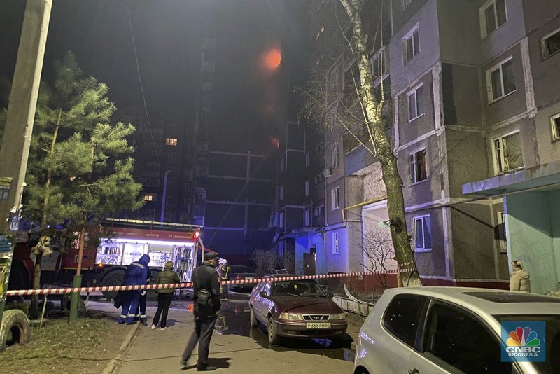 Kondisi sebuah gedung apartemen yang rusak akibat pesawat nirawak Ukraina di Kursk, Rusia, Senin (14/4/2025) waktu setempat. (Handout via REUTERS)