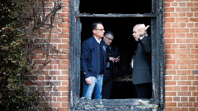 Pemandangan kerusakan di dalam Kediaman Gubernur pada hari Gubernur Pennsylvania Josh Shapiro dan Kepolisian Negara Bagian Pennsylvania memberikan informasi terbaru tentang tindakan pembakaran yang terjadi di kediaman tersebut, di Harrisburg, Pennsylvania, AS, 13 April 2025. (Commonwealth Media Services/Handout via REUTERS)