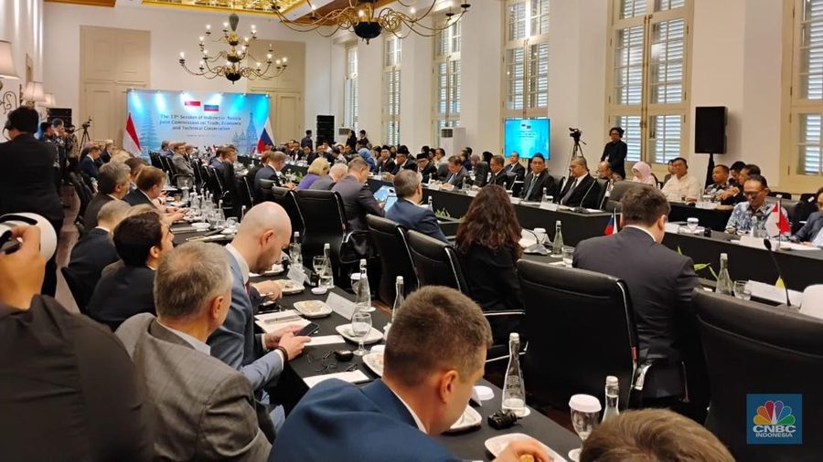 Indonesia bersama dengan Rusia menggelar Pertemuan Sidang Komisi Bersama ke-13 tentang Perdagangan, Ekonomi, dan Kerjasama Teknis di Kantor Kemenko Perekonomian, Jakarta, Selasa (15/4). (CNBC Indonesia/Arrijal Rachman)