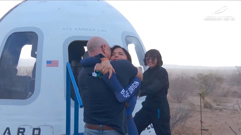 Penyanyi AS Katy Perry saat kembali ke Bumi setelah penerbangan dengan Blue Origin New Shepard NS-31, yang membawa penumpang melewati garis Karman -- batas ruang angkasa yang diakui secara internasional, di Van Horn, Texas Barat, 14 April 2025. Penyanyi AS Katy Perry saat kembali ke Bumi setelah penerbangan dengan Blue Origin New Shepard NS-31, yang membawa penumpang melewati garis Karman -- batas ruang angkasa yang diakui secara internasional, di Van Horn, Texas Barat, 14 April 2025. (Photo by Handout / BLUE ORIGIN / AFP)