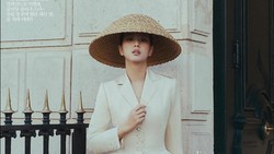Gaya Jisoo BLACKPINK Pakai Topi Caping Dior Viral Bikin Salfok, Tetap Elegan
