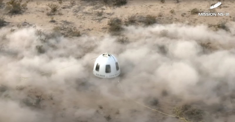 Penyanyi AS Katy Perry saat kembali ke Bumi setelah penerbangan dengan Blue Origin New Shepard NS-31, yang membawa penumpang melewati garis Karman -- batas ruang angkasa yang diakui secara internasional, di Van Horn, Texas Barat, 14 April 2025. Penyanyi AS Katy Perry saat kembali ke Bumi setelah penerbangan dengan Blue Origin New Shepard NS-31, yang membawa penumpang melewati garis Karman -- batas ruang angkasa yang diakui secara internasional, di Van Horn, Texas Barat, 14 April 2025. (Photo by Handout / BLUE ORIGIN / AFP)
