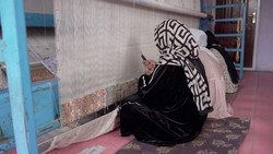 Dilarang Taliban Bersekolah, Gadis-gadis Afghanistan Jadi Penenun Karpet