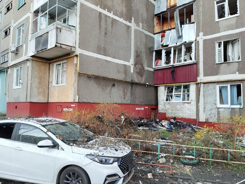 Kondisi sebuah gedung apartemen yang rusak akibat pesawat nirawak Ukraina di Kursk, Rusia, Senin (14/4/2025) waktu setempat. (Handout via REUTERS) Kondisi sebuah gedung apartemen yang rusak akibat pesawat nirawak Ukraina di Kursk, Rusia, Senin (14/4/2025) waktu setempat. (Handout via REUTERS)
