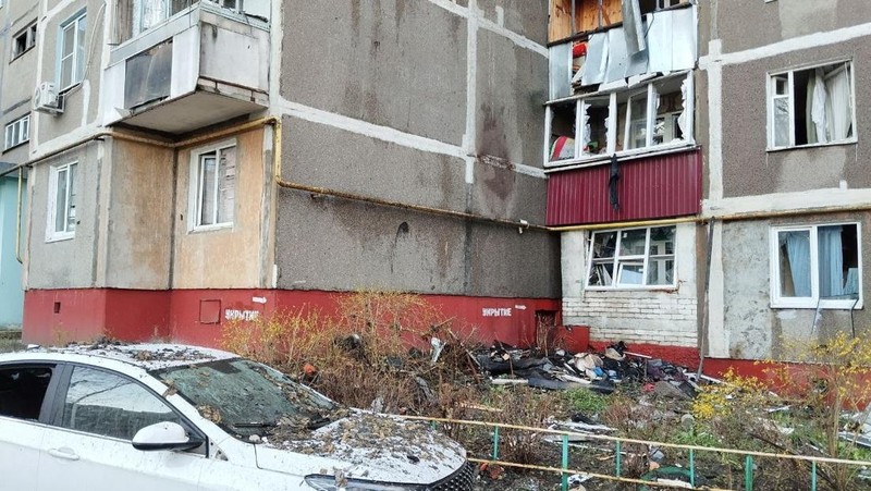 Kondisi sebuah gedung apartemen yang rusak akibat pesawat nirawak Ukraina di Kursk, Rusia, Senin (14/4/2025) waktu setempat. (Handout via REUTERS)