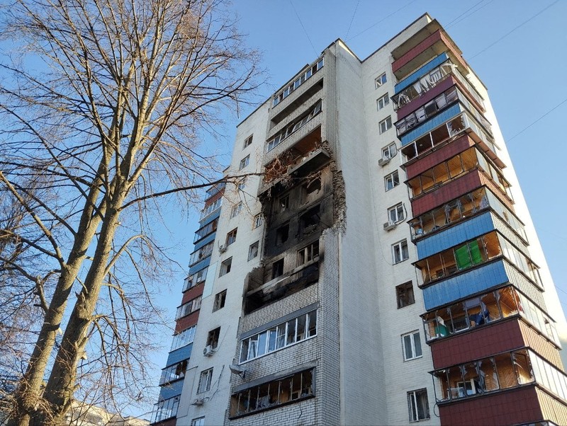 Kondisi sebuah gedung apartemen yang rusak akibat pesawat nirawak Ukraina di Kursk, Rusia, Senin (14/4/2025) waktu setempat. (Handout via REUTERS) Kondisi sebuah gedung apartemen yang rusak akibat pesawat nirawak Ukraina di Kursk, Rusia, Senin (14/4/2025) waktu setempat. (Handout via REUTERS)
