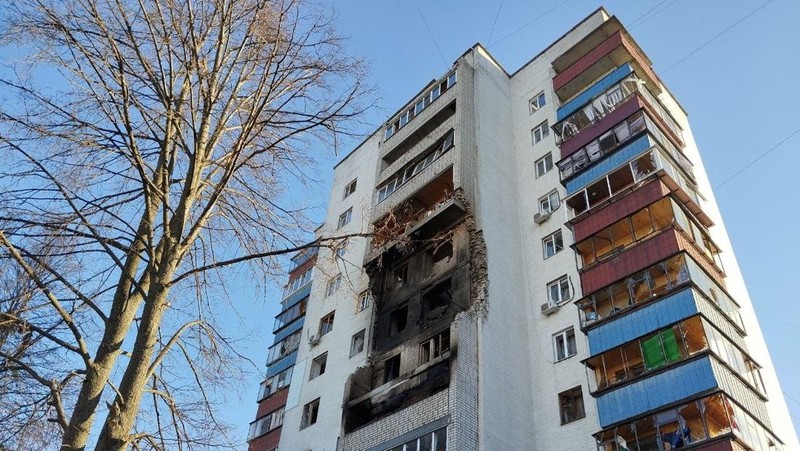 Kondisi sebuah gedung apartemen yang rusak akibat pesawat nirawak Ukraina di Kursk, Rusia, Senin (14/4/2025) waktu setempat. (Handout via REUTERS)