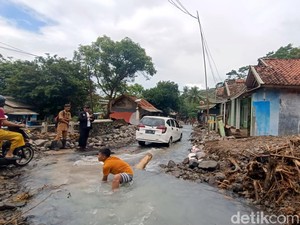 Kecemasan Warga Cibuntu Sukabumi Saat Hujan