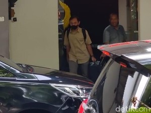 Penyidik KPK Keluar dari Kantor KONI Jatim Bawa 2 Koper Besar