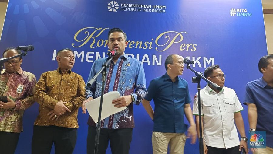 Menteri Usaha Mikro, Kecil, dan Menengah (UMKM) Maman Abdurrahman saat Konferensi Pers di kantornya, Jakarta, Selasa (15/4/2025). (²©²ÊÍøÕ¾/Martyasari RIzky)
