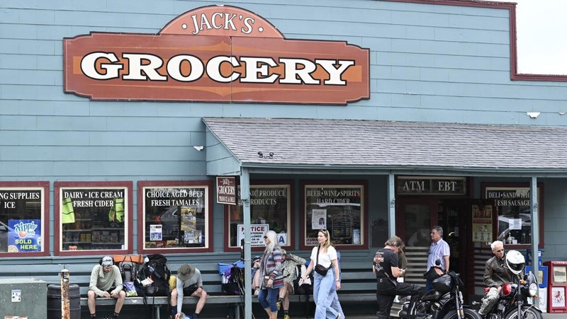 Papan tanda terlihat setelah Survei Geologi AS mengatakan gempa bumi berkekuatan 5,2 skala Richter melanda wilayah pedalaman San Diego County, di Julian, California, AS, 14 April 2025. (REUTERS/David Swanson)