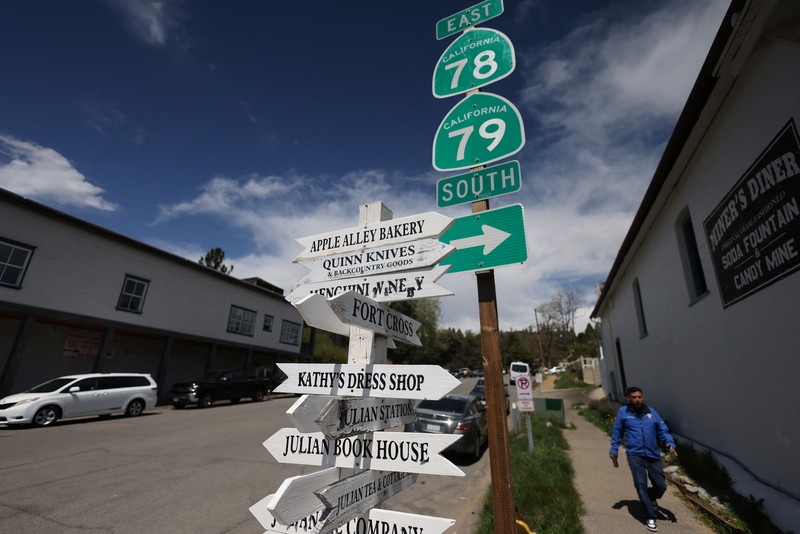 Papan tanda terlihat setelah Survei Geologi AS mengatakan gempa bumi berkekuatan 5,2 skala Richter melanda wilayah pedalaman San Diego County, di Julian, California, AS, 14 April 2025. Papan tanda terlihat setelah Survei Geologi AS mengatakan gempa bumi berkekuatan 5,2 skala Richter melanda wilayah pedalaman San Diego County, di Julian, California, AS, 14 April 2025. (REUTERS/David Swanson)