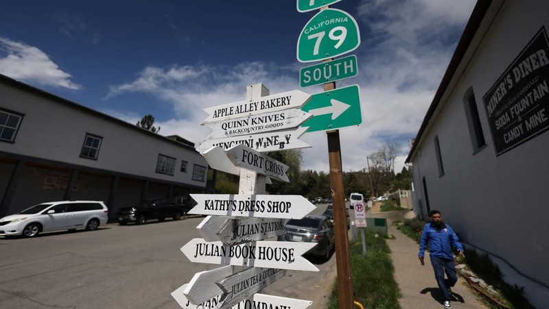 Papan tanda terlihat setelah Survei Geologi AS mengatakan gempa bumi berkekuatan 5,2 skala Richter melanda wilayah pedalaman San Diego County, di Julian, California, AS, 14 April 2025. (REUTERS/David Swanson)