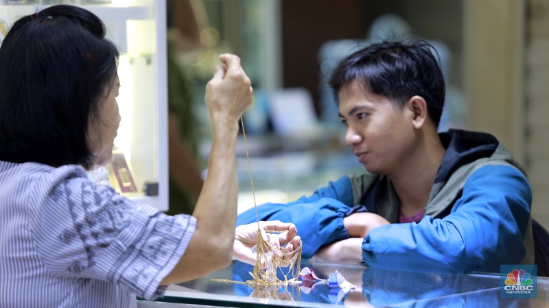 Pengunjung membeli emas perhiasan dan logam mulia di Butik Galeri 24, Jakarta, Selasa (15/4/2025). (CNBC Indonesia/Muhammad Sabki) Pengunjung membeli emas perhiasan dan logam mulia di Butik Galeri 24, Jakarta, Selasa (15/4/2025). (CNBC Indonesia/Muhammad Sabki)