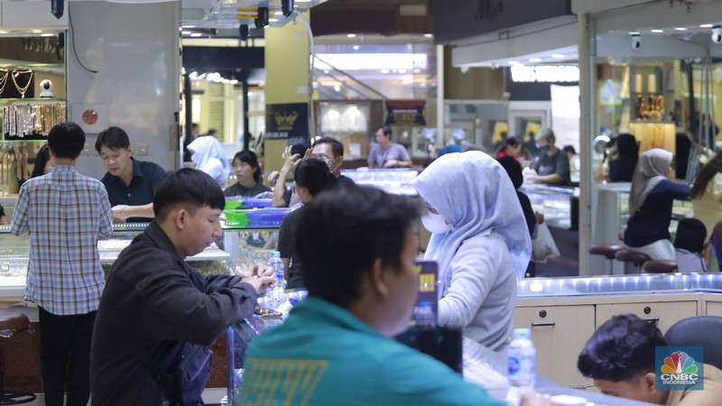 Pengunjung membeli emas perhiasan dan logam mulia di Butik Galeri 24, Jakarta, Selasa (15/4/2025). (CNBC Indonesia/Muhammad Sabki)