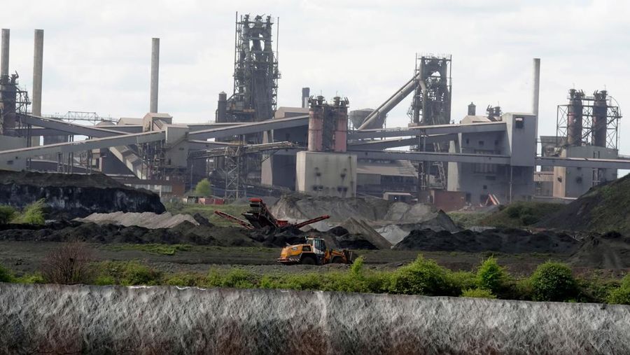 Pemandangan umum tanur sembur di lokasi British Steel di Scunthorpe, Inggris, Senin 14 April 2025. (Peter Byrne, Pool Photo via AP)