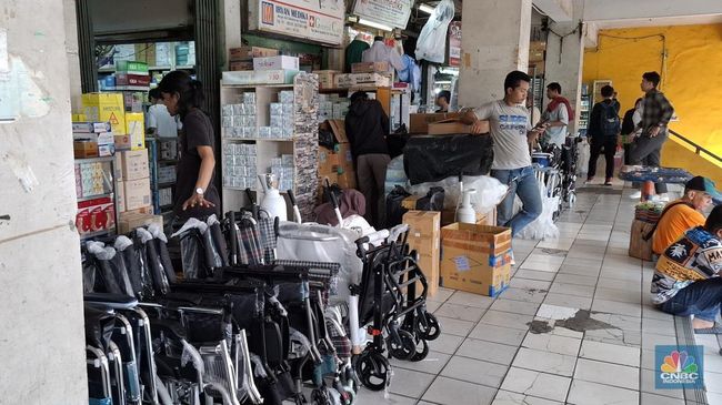 Dihajar Dolar AS, Pedagang Alkes Pasar Pramuka Tak Berani Naikin Harga