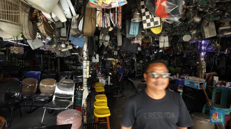 Penggemar barang murah tapi berkualitas pasti kalap jika berkunjung ke tempat satu ini. Berlokasi di pinggir Tol Kukusan, Depok, Jawa Barat terdapat pusat berburu furniture bekas bernama Mall Rongsok Selasa (15/4/2025). (CNBC Indonesia/Tri Susilo)