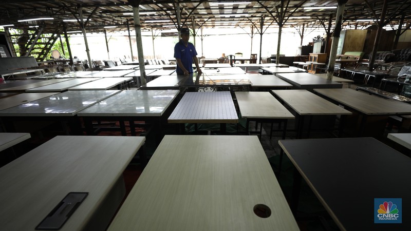 Penggemar barang murah tapi berkualitas pasti kalap jika berkunjung ke tempat satu ini. Berlokasi di pinggir Tol Kukusan, Depok, Jawa Barat terdapat pusat berburu furniture bekas bernama Mall Rongsok Selasa (15/4/2025). (CNBC Indonesia/Tri Susilo)
