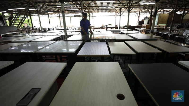 Penggemar barang murah tapi berkualitas pasti kalap jika berkunjung ke tempat satu ini. Berlokasi di pinggir Tol Kukusan, Depok, Jawa Barat terdapat pusat berburu furniture bekas bernama Mall Rongsok Selasa (15/4/2025). (CNBC Indonesia/Tri Susilo)