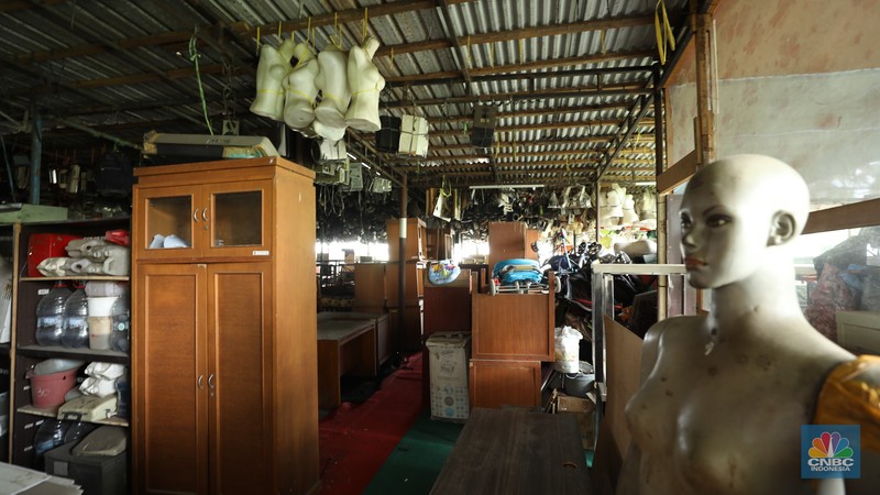 Penggemar barang murah tapi berkualitas pasti kalap jika berkunjung ke tempat satu ini. Berlokasi di pinggir Tol Kukusan, Depok, Jawa Barat terdapat pusat berburu furniture bekas bernama Mall Rongsok Selasa (15/4/2025). (CNBC Indonesia/Tri Susilo)
