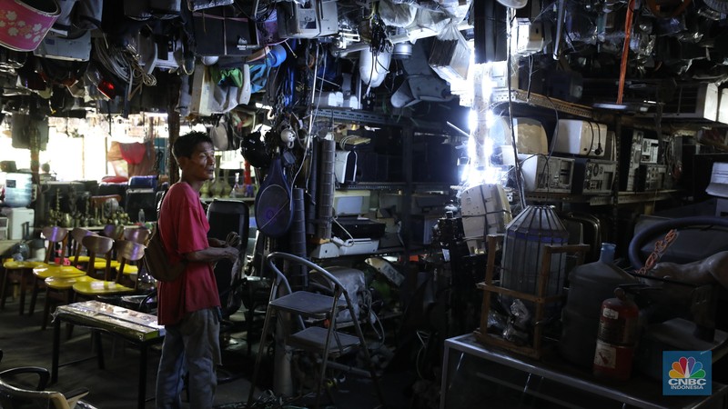Penggemar barang murah tapi berkualitas pasti kalap jika berkunjung ke tempat satu ini. Berlokasi di pinggir Tol Kukusan, Depok, Jawa Barat terdapat pusat berburu furniture bekas bernama Mall Rongsok Selasa (15/4/2025). (CNBC Indonesia/Tri Susilo)