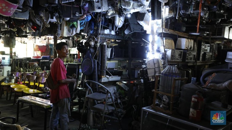Penggemar barang murah tapi berkualitas pasti kalap jika berkunjung ke tempat satu ini. Berlokasi di pinggir Tol Kukusan, Depok, Jawa Barat terdapat pusat berburu furniture bekas bernama Mall Rongsok Selasa (15/4/2025). (CNBC Indonesia/Tri Susilo)