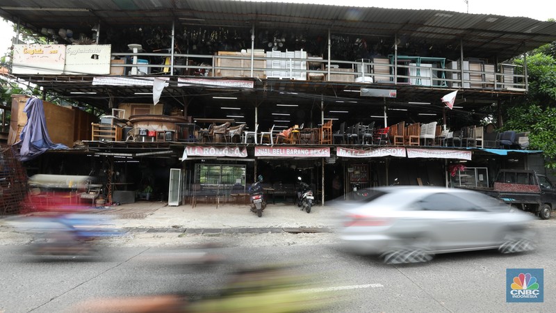 Penggemar barang murah tapi berkualitas pasti kalap jika berkunjung ke tempat satu ini. Berlokasi di pinggir Tol Kukusan, Depok, Jawa Barat terdapat pusat berburu furniture bekas bernama Mall Rongsok Selasa (15/4/2025). Penggemar barang murah tapi berkualitas pasti kalap jika berkunjung ke tempat satu ini. Berlokasi di pinggir Tol Kukusan, Depok, Jawa Barat terdapat pusat berburu furniture bekas bernama Mall Rongsok Selasa (15/4/2025). (CNBC Indonesia/Tri Susilo)