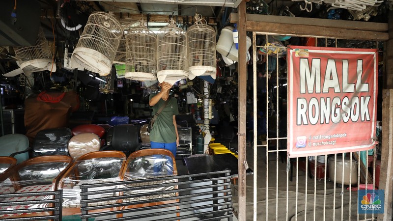 Penggemar barang murah tapi berkualitas pasti kalap jika berkunjung ke tempat satu ini. Berlokasi di pinggir Tol Kukusan, Depok, Jawa Barat terdapat pusat berburu furniture bekas bernama Mall Rongsok Selasa (15/4/2025). (CNBC Indonesia/Tri Susilo)